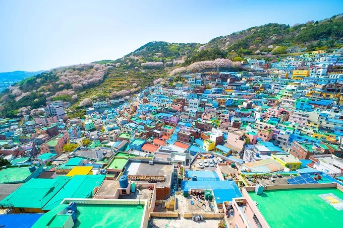 Làng Gamcheon, Hàn Quốc  Ngôi làng nhiều màu sắc này tọa lạc tại thành phố Busan, nép mình bên một sườn đồi thơ mộng. Các bức tường nơi đây đều được trang trí những bức tranh rực rỡ, đẹp như cổ tích, từ ban công đến hàng rào, hay các tác phẩm điêu khắc, quán cà phê nhỏ xinh.  Bạn hãy chọn một góc cao nhất của ngôi làng và ngắm nhìn toàn cảnh và đừng quên ghé vào một quán cà phê nào đó trong làng để tận hưởng không khí trong lành của nơi này. Ảnh: Shutterstock/ST_Travel.