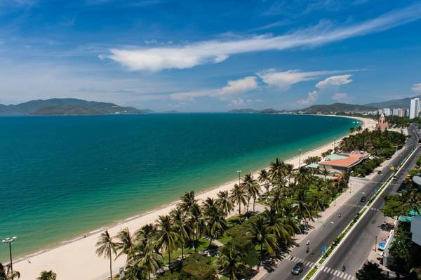 Phố biển Nha Trang vào mùa xuân có nắng ấm chan hòa, biển xanh lặng sóng, rất thích hợp cho các hoạt động vui chơi. Ảnh: luxurytravelvietnam