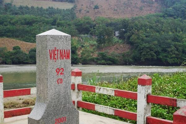 Cột mốc 92 - Lũng Pô là một trong những nơi không ai tới xã Y Tý, huyện Bát Xát mà không ghé qua một lần. Đây là ngã 3 nơi sông Nguyên Giang (Trung Quốc) gặp dòng Lũng Pô trên đất Việt Nam, hòa mình vào nhau và chảy vào đất Việt với tên gọi sông Hồng. Đây cũng là nơi có mốc 92 biên giới Việt Nam - Trung Quốc. Ảnh: Hương Chi.
