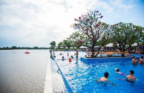 Hồ bơi nhìn ra bờ sông lộng gió. Ảnh: Thebcr Hồ bơi nhìn ra bờ sông lộng gió. Ảnh: Thebcr