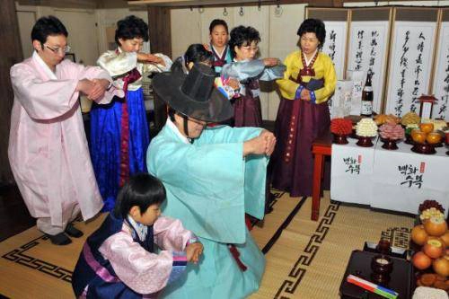 Nghi lễ charye của người Hàn Quốc với bàn thờ tổ tiên. Ảnh: jakwave