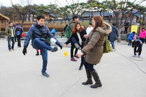 Người Hàn Quốc chơi đá cầu trong dịp năm mới. Ảnh: visitkorea