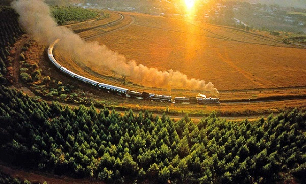Du lịch bằng tàu hỏa, du khách sẽ có cơ hội ngắm nhìn nhiều cảnh đẹp dọc đường đi. Ảnh: Internet Du lịch bằng tàu hỏa, du khách sẽ có cơ hội ngắm nhìn nhiều cảnh đẹp dọc đường đi. Ảnh: Internet