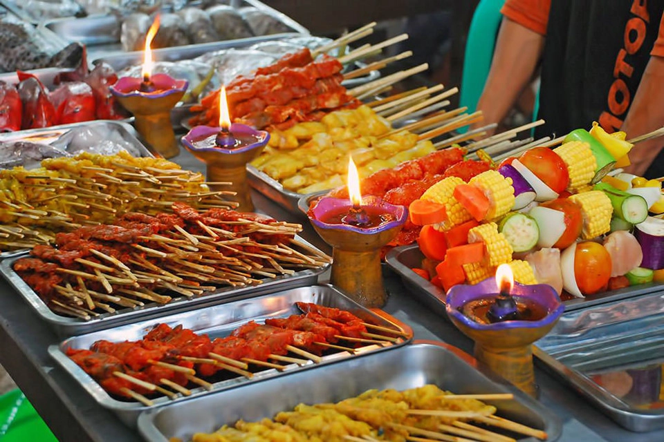 Nếu đến chợ đêm Gili Trawangan, hãy thử những con tôm nướng tươi ngon cỡ lớn được đánh bắt từ đại dương. Bạn cũng đừng quên món salad Indonesia gado gado với rau và trứng luộc hấp dẫn. Ảnh: Bali-indonesia.com.