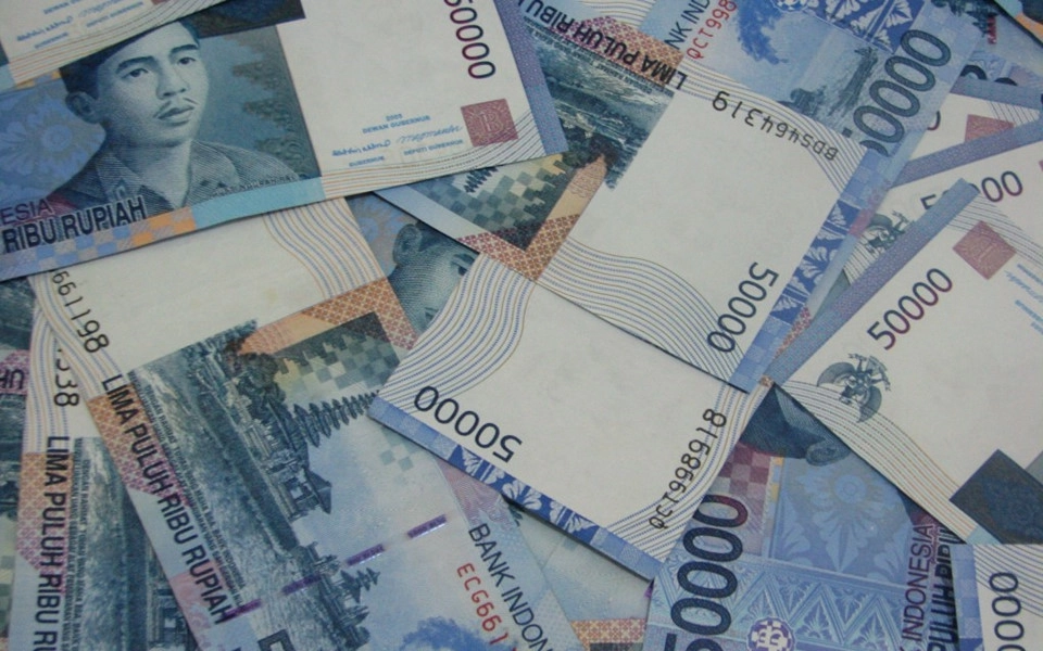 7. Thận trọng với vấn đề tiền bạc: Cố gắng sử dụng máy ATM nếu có thể. Nên tránh những người đổi tiền, vì nếu bạn nhầm lẫn hoặc bất cẩn, họ có thể dễ dàng "qua mặt" bạn mà đổi ít hơn sự thỏa thuận. Nếu cần, bạn nên tự mình tính toán và kiểm tra lại số tiền. Ảnh: Balikidsguide.com.