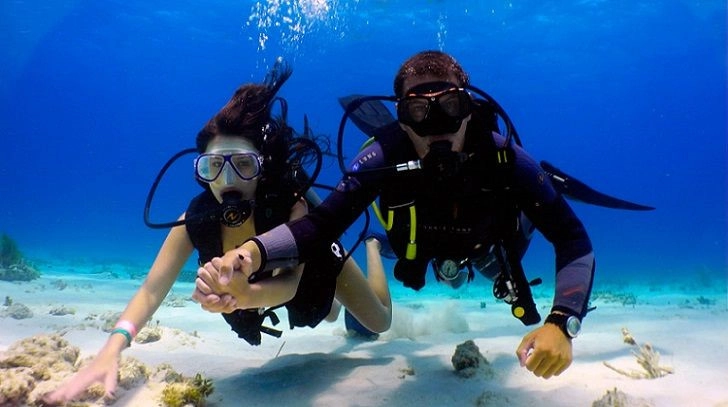 Trong khi đó, vùng nước tĩnh lặng ở phía Đông Bali lại rất thích hợp cho các hoạt động lặn biển, ngắm san hô như lặn với bình dưỡng khí, hoặc lặn với ống thở và kính bơi. Ảnh: Eco-globe.com.
