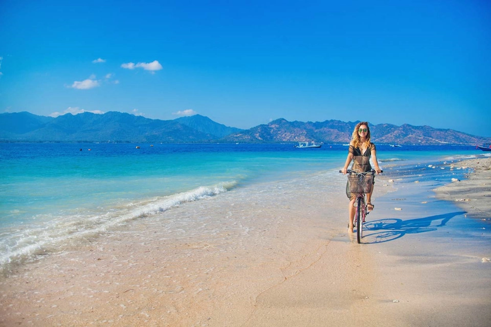 Đến "thiên đường" Gilis, hãy đạp xe dạo quanh những bờ biển cát trắng tuyệt đẹp ở đây, hay bơi lội dưới làn nước trong xanh cùng những đàn cá nhiệt đới và những chú rùa biển đáng yêu. Ảnh: Off-the-path.com.