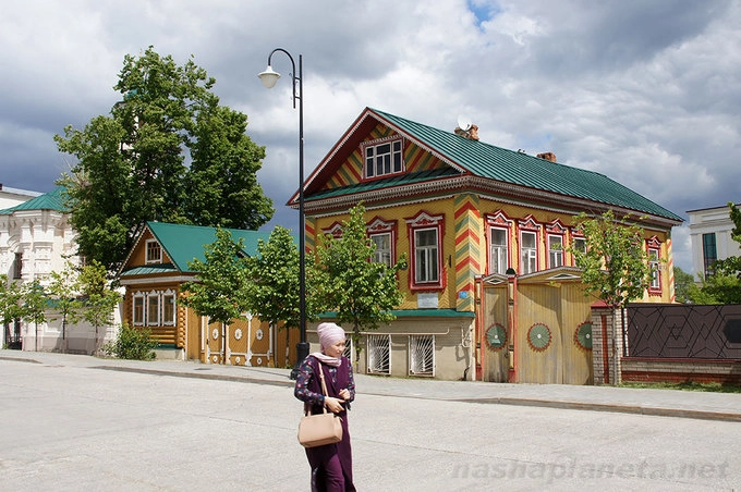 Sắm đồ lưu niệm trên phố cổ Old Tatar Thị trấn ven bờ sông Volga này là một khu di tích lịch sử của Kazan. Old-Tatar Sloboda vẫn giữ lại những ngôi nhà cổ được sơn phết màu sắc. Bên trong những con phố du khách dễ dàng bắt gặp nhiều cửa hàng thủ công bày bán các món đồ lưu niệm độc đáo. Ảnh: Nashaptaneta. Sắm đồ lưu niệm trên phố cổ Old Tatar Thị trấn ven bờ sông Volga này là một khu di tích lịch sử của Kazan. Old-Tatar Sloboda vẫn giữ lại những ngôi nhà cổ được sơn phết màu sắc. Bên trong những con phố du khách dễ dàng bắt gặp nhiều cửa hàng thủ công bày bán các món đồ lưu niệm độc đáo. Ảnh: Nashaptaneta.