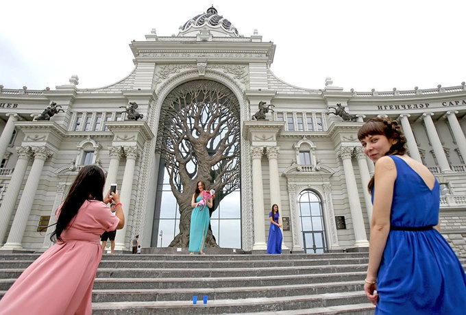 "Sống ảo" trước cung điện Nông dân Cung điện Nông dân thu hút du khách từ khắp nơi trên thế giới bởi kiến trúc độc đáo. Mặt trước của tòa cung điện là cây đời với gốc lớn, cành bám chặt vào mặt kính phía sau. Kết hợp với lối kiến trúc cổ, khung cảnh nơi đây trông như trong những câu chuyện cổ tích. Ảnh: Maxim Shemetov. "Sống ảo" trước cung điện Nông dân Cung điện Nông dân thu hút du khách từ khắp nơi trên thế giới bởi kiến trúc độc đáo. Mặt trước của tòa cung điện là cây đời với gốc lớn, cành bám chặt vào mặt kính phía sau. Kết hợp với lối kiến trúc cổ, khung cảnh nơi đây trông như trong những câu chuyện cổ tích. Ảnh: Maxim Shemetov.