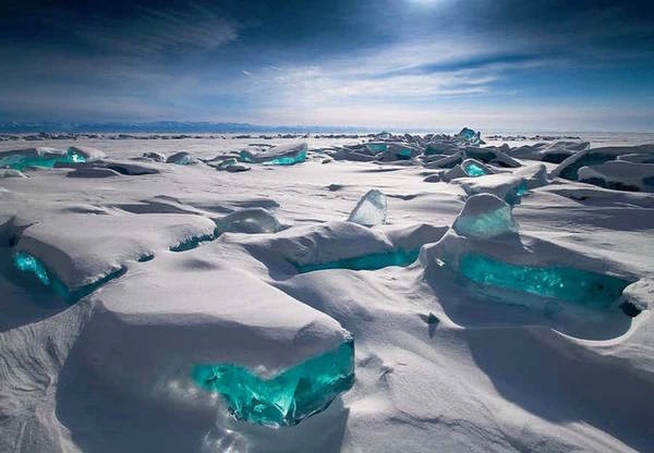 Một trong những điểm tham quan độc đáo nhất ở Siberia là hồ Baikal với diện tích tương đương đất nước Hà Lan. Ngoài ra, Baikal còn là hồ nước ngọt sâu và lâu đời nhất thế giới. Trữ lượng nước ngọt ở đây tương đương 20% lượng nước ngọt chưa đóng băng trên thế giới và 90% nếu chỉ tính ở riêng Nga. Một trong những điểm tham quan độc đáo nhất ở Siberia là hồ Baikal với diện tích tương đương đất nước Hà Lan. Ngoài ra, Baikal còn là hồ nước ngọt sâu và lâu đời nhất thế giới. Trữ lượng nước ngọt ở đây tương đương 20% lượng nước ngọt chưa đóng băng trên thế giới và 90% nếu chỉ tính ở riêng Nga.