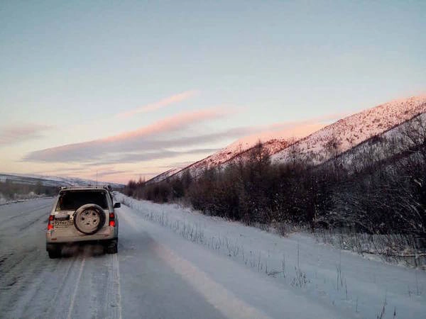 Với những du khách từ xa đến, lái xe ở Siberia là điều rất nguy hiểm. Vào mùa đông, các con đường hoàn toàn bị đóng băng và trơn trượt. Bạn phải giữ cho xe luôn nổ máy, hoặc là bạn sẽ không thể khởi động lại sau đó. Xe ôtô được chế tạo riêng chỉ để chạy trong điều kiện ở Siberia. Nếu xe bị hỏng giữa đường, hãy chuẩn bị tinh thần cho những điều tồi tệ nhất. Với những du khách từ xa đến, lái xe ở Siberia là điều rất nguy hiểm. Vào mùa đông, các con đường hoàn toàn bị đóng băng và trơn trượt. Bạn phải giữ cho xe luôn nổ máy, hoặc là bạn sẽ không thể khởi động lại sau đó. Xe ôtô được chế tạo riêng chỉ để chạy trong điều kiện ở Siberia. Nếu xe bị hỏng giữa đường, hãy chuẩn bị tinh thần cho những điều tồi tệ nhất.