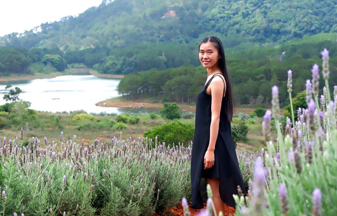 Check-in cầu gỗ Lavender Điểm trồng hoa oải hương này nằm trên đường vào hồ Tuyền Lâm và làng Đất Sét, cách trung tâm TP Đà Lạt khoảng 10 km. Ở đây hoa được trồng trên diện rộng, theo từng luống nên khách có thể đi xen vào các luống để tham quan, giá 50.000 đồng mỗi lượt. Bên cạnh cánh đồng oải hương, các bạn trẻ còn thích thú check-in với cây cầu gỗ thơ mộng nằm cạnh một hồ nước gần đó. Để đến đây, bạn có thể chạy theo đường Triệu Việt Vương hướng về hồ Tuyền Lâm. Khi thấy biển hướng dẫn đi Đường hầm Đất Sét thì rẽ phải. Từ đây, bạn tiếp tục đi thẳng 4 km thì rẽ trái khi thấy biển Lavender Dalat là tới nơi. Ảnh: Sao La Nguyen. Check-in cầu gỗ Lavender Điểm trồng hoa oải hương này nằm trên đường vào hồ Tuyền Lâm và làng Đất Sét, cách trung tâm TP Đà Lạt khoảng 10 km. Ở đây hoa được trồng trên diện rộng, theo từng luống nên khách có thể đi xen vào các luống để tham quan, giá 50.000 đồng mỗi lượt. Bên cạnh cánh đồng oải hương, các bạn trẻ còn thích thú check-in với cây cầu gỗ thơ mộng nằm cạnh một hồ nước gần đó. Để đến đây, bạn có thể chạy theo đường Triệu Việt Vương hướng về hồ Tuyền Lâm. Khi thấy biển hướng dẫn đi Đường hầm Đất Sét thì rẽ phải. Từ đây, bạn tiếp tục đi thẳng 4 km thì rẽ trái khi thấy biển Lavender Dalat là tới nơi. Ảnh: Sao La Nguyen.