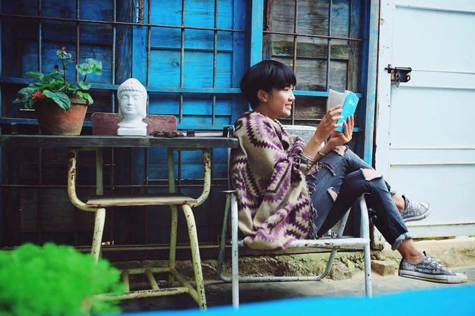 Khám phá các homestay đẹp Đà Lạt là thiên đường của những homestay vừa xinh đẹp vừa có giá dễ chịu, từ 100.000 đồng mỗi đêm. Số lượng homestay ở đây nhiều tới mức bạn đi bao lần cũng không thể ở hết được, mà mỗi nơi lại mang một nét riêng. Đó là những ngôi nhà được xây dựng giữa rừng, bên vườn hoa lớn hoặc cũng có thể ẩn mình trong ngõ nhỏ ít người qua, có homestay lại kết hợp với quán bar chơi nhạc sống, quán cà phê... Ảnh: Tre's house. Khám phá các homestay đẹp Đà Lạt là thiên đường của những homestay vừa xinh đẹp vừa có giá dễ chịu, từ 100.000 đồng mỗi đêm. Số lượng homestay ở đây nhiều tới mức bạn đi bao lần cũng không thể ở hết được, mà mỗi nơi lại mang một nét riêng. Đó là những ngôi nhà được xây dựng giữa rừng, bên vườn hoa lớn hoặc cũng có thể ẩn mình trong ngõ nhỏ ít người qua, có homestay lại kết hợp với quán bar chơi nhạc sống, quán cà phê... Ảnh: Tre's house.