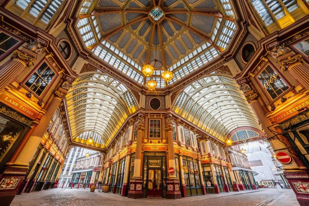 Fan của Harry Potter chắc hẳn sẽ cảm thấy chợ Leadenhall khá quen thuộc bởi đây là phim trường của quán Cái Vạc Lủng và Hẻm Xéo. Muốn chiêm ngưỡng sự đối xứng trong kiến trúc Victoria cổ điển rực rỡ dưới ánh đèn vàng thì bạn nên tham quan ngôi chợ lâu đời và đẹp nhất London này vào ban đêm.