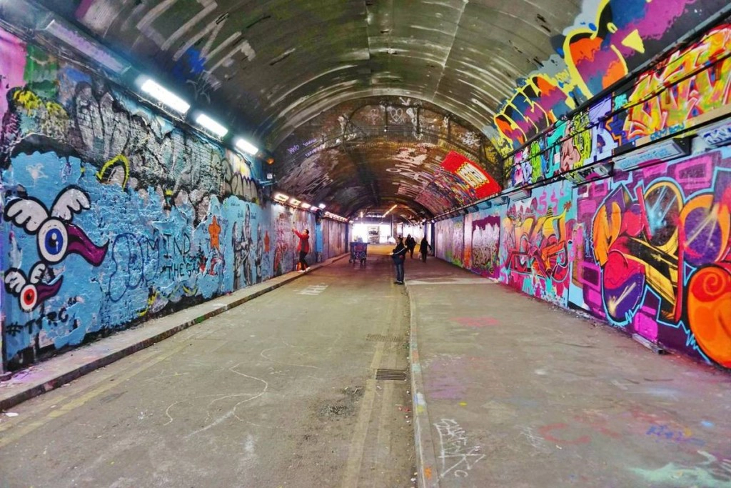 Đường hầm Leake dài khoảng 300 m là nơi khá nổi tiếng trong giới graffiti, ấn tượng với các bức vẽ đủ sắc màu. Nó không phải công trình kiến trúc đặc biệt, tuy nhiên lại trở thành background hoàn hảo nếu bạn muốn có một bức hình cá tính.