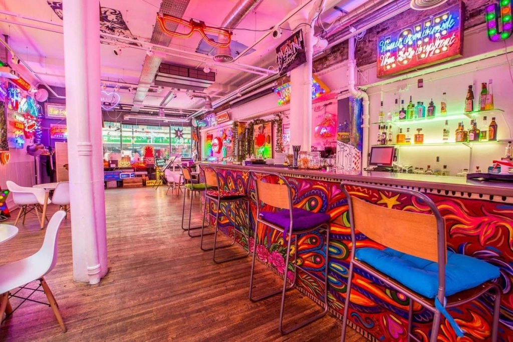 Sự kết hợp khéo léo giữa ánh sáng tự nhiên và màu sắc bên trong một quán bar ở Soho khiến nơi đây có sức lôi cuốn kỳ lạ. Kể cả khi ghé quán vào ban ngày, khách cũng khó có thể phân biệt thời gian bởi không gian ảo diệu này.