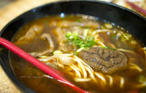 Hàng mì Mien Mien Chu Tao  Món mì bò với nước dùng cay, trong và có cà chua là món ăn đặc trưng được phục vụ tại 2 cửa hàng của Mien Chu Tao. Không giống nước dùng thông thường tại các hàng mì bò khác ở Đài Bắc, mì Mien Mien kiểu Tứ Xuyên tại đây có nước dùng được ninh từ xương bò cay xé lưỡi. Đúng như tên gọi, nước dùng của món mì này đậm đà vị xương hầm, cay xè vị ớt và thêm cả tiêu Tứ Xuyên cay tê lưỡi. Món ngon nhất: Mì Tứ Xuyên với thịt bò và ngao (105.000 đồng/tô). Bạn có thể tăng size khi thêm 15.000 đồng.  Địa chỉ: Nhà hàng mì Mien Chu Tao Tasty Noodle House, 1/F, 1-162 đường Fuhua, khu 1, quận Shilin, Đài Bắc.