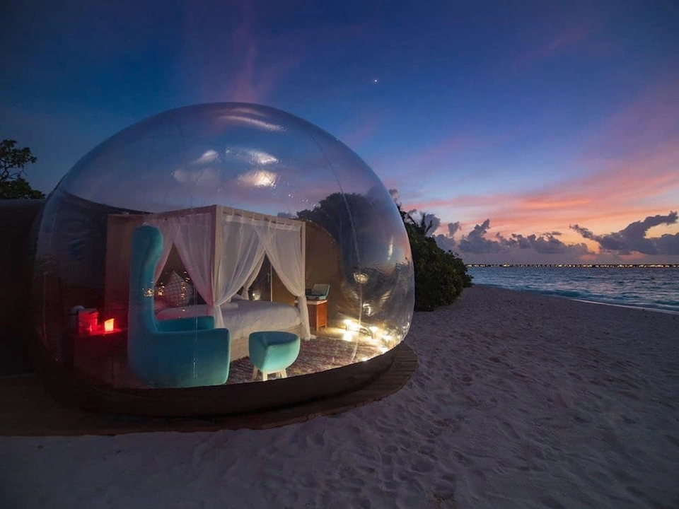  Các Pod (lồng kính tạo hình bong bóng) toạ lạc trên bãi cát dài gần biển đem đến cho du khách sự riêng tư, lãng mạn. Trước khi nghỉ dưỡng dưới bầu trời đầy sao, khách sạn có phục vụ bữa tối lãng mạn bên bờ biển theo phong cách thịt nướng bãi biển Maldives. Ảnh: @fashionpeople_russia.
