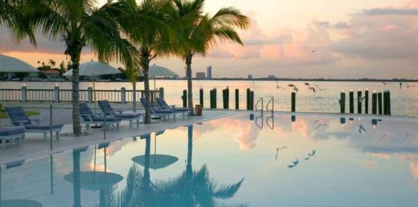 <strong>3. The Standard, Miami: </strong>Nằm trên đảo Belle cách bãi biển phía Nam Miami chưa đầy 2 km, khách sạn The Standard ở vị trí vô cùng biệt lập. Các phòng của khách sạn chỉ dành cho người lớn này khá nhỏ, nhưng tạo ra không khí cổ điển với kiểu bài trí xưa. Ngoài ra, The Standard còn có bồn tắm ngoài trời, bể bơi mở cửa 24/7, phòng tập yoga và khu spa nổi tiếng thế giới. <strong>3. The Standard, Miami: </strong>Nằm trên đảo Belle cách bãi biển phía Nam Miami chưa đầy 2 km, khách sạn The Standard ở vị trí vô cùng biệt lập. Các phòng của khách sạn chỉ dành cho người lớn này khá nhỏ, nhưng tạo ra không khí cổ điển với kiểu bài trí xưa. Ngoài ra, The Standard còn có bồn tắm ngoài trời, bể bơi mở cửa 24/7, phòng tập yoga và khu spa nổi tiếng thế giới.