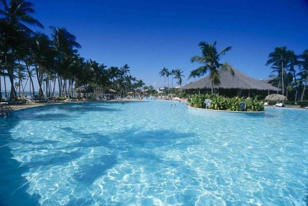 <strong>4. Club Med Turkoise, quần đảo Turks and Caicos: </strong>Khách sạn có khuôn viên rộng lớn này hút khách nhờ bãi biển nguyên thủy tuyệt đẹp ở ngay phía sau, những trò giải trí sống động hàng đêm, các hoạt động dưới nước và trên cạn phong phú. Dù có vẻ khá sôi động, nơi đây vẫn đem lại cảm giác riêng tư, biệt lập do nằm trên bãi biển tư nhân và chỉ có một cổng vào duy nhất. <strong>4. Club Med Turkoise, quần đảo Turks and Caicos: </strong>Khách sạn có khuôn viên rộng lớn này hút khách nhờ bãi biển nguyên thủy tuyệt đẹp ở ngay phía sau, những trò giải trí sống động hàng đêm, các hoạt động dưới nước và trên cạn phong phú. Dù có vẻ khá sôi động, nơi đây vẫn đem lại cảm giác riêng tư, biệt lập do nằm trên bãi biển tư nhân và chỉ có một cổng vào duy nhất.
