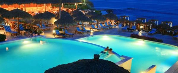 <strong>5. The Royal Suites Punta Mita by Palladium, Riviera Nayarit: </strong>Khách sạn này nằm cách Puerto Vallarta khoảng 1 tiếng đồng hồ chạy xe, trải dài giữa rừng xanh tươi nhìn ra một bãi biển tư nhân tuyệt đẹp. Khu nghỉ dưỡng chỉ dành cho người lớn này là nơi lý tưởng cho các cặp đôi. <strong>5. The Royal Suites Punta Mita by Palladium, Riviera Nayarit: </strong>Khách sạn này nằm cách Puerto Vallarta khoảng 1 tiếng đồng hồ chạy xe, trải dài giữa rừng xanh tươi nhìn ra một bãi biển tư nhân tuyệt đẹp. Khu nghỉ dưỡng chỉ dành cho người lớn này là nơi lý tưởng cho các cặp đôi.