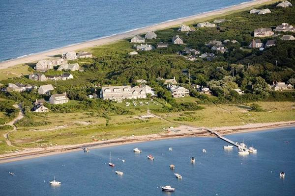 <strong>7. The Wauwinet, Nantucket: </strong>Khu nghỉ dưỡng này nằm giữa vịnh biển tuyệt đẹp với một trong những nhà hàng được yêu thích nhất trên đảo. The Wauwinet đem lại cho du khách cảm giác hoàn toàn riêng tư, yên tĩnh và thư thái. <strong>7. The Wauwinet, Nantucket: </strong>Khu nghỉ dưỡng này nằm giữa vịnh biển tuyệt đẹp với một trong những nhà hàng được yêu thích nhất trên đảo. The Wauwinet đem lại cho du khách cảm giác hoàn toàn riêng tư, yên tĩnh và thư thái.
