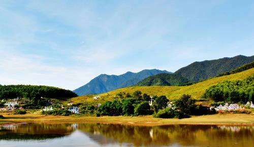 Hành trình khám phá Bạch Mã sẽ mang lại cho bạn nhiều cảm xúc và ấn tượng bởi trù phú, hùng vĩ mà lại yên bình. Ảnh: Quang Tuân Hành trình khám phá Bạch Mã sẽ mang lại cho bạn nhiều cảm xúc và ấn tượng bởi trù phú, hùng vĩ mà lại yên bình. Ảnh: Quang Tuân