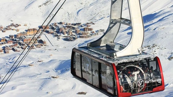 Val Thorens, Pháp  Nằm ở độ cao 2.300 m, Val Thorens là khu nghỉ dưỡng trượt tuyết được du khách khắp châu Âu yêu thích. Một trong những điểm cộng của nơi đây là nhiều loại hình trượt tuyết, đi lại thuận tiện và bầu không khí trong lành.  Khu nghỉ dưỡng này nằm trên ngọn núi Cime de Caron thuộc tỉnh Savoie có độ cao 3.195 m.