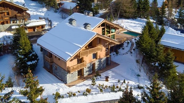 Chalet Alpaca, Pháp  Điểm cộng cho khu nghỉ dưỡng nằm ở Meribel này là những bể sục nước nóng tuyệt đẹp ngay cạnh khách sạn. Ngoài ra, nơi đây còn có spa, phòng chiếu phim, phòng chơi game, phòng gym và phòng leo núi trong nhà để phục vụ du khách.
