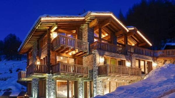 Chalet Les Anges, Thụy Sĩ  Chalet Les Anges tọa lạc ngay trên thị trấn Zermatt, là một trong những khách sạn được yêu thích nhất tại Thụy Sĩ. Đây là khu vực tuyết bao phủ hầu hết ngày trong năm, phù hợp cho các hoạt động trượt tuyết ngoài trời.  Điểm cộng cho khu vực này là du khách có thể ngắm khung cảnh hùng vĩ của núi Matterhorn nổi tiếng từ ngay cửa sổ phòng.