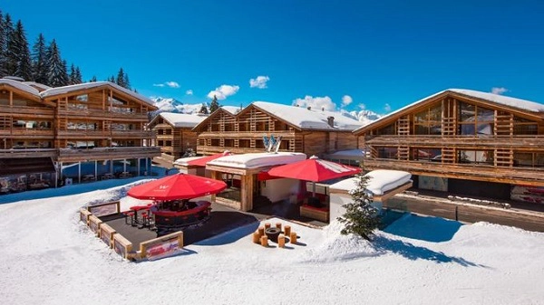 W Verbier, Thụy Sĩ  Sự hiện đại, sang trọng và lịch sự trong cách phục vụ của đội ngũ nhân viên đã giúp W Verbier nhận được đánh giá cao của mọi du khách ghé thăm. Khu nghỉ dưỡng này có 6 nhà hàng và quán bar, 123 phòng đều có lò sưởi và ban công riêng.  Khách sạn sang trọng này nằm ở trung tâm hiện đại của thị trấn Verbier, có thiết kế kiểu núi cao, khu vực spa với hồ bơi trong nhà và cả hồ bơi nước nóng ngoài trời. Khách sạn tọa lạc ngay cạnh cáp treo Verbier và có lối trượt tuyết đến tận cửa.