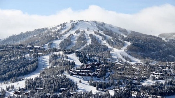 Deer Valley, Mỹ  Deer Valley nằm ở trung tâm của dãy Wasatch ở Utah. Nơi đây có 101 đường trượt và 24 cáp treo phục vụ du khách. Khu nghỉ dưỡng này trải dài trên 6 ngọn núi và có tầm nhìn bao quát khắp thành phố Park City và hồ Jordanelle Reservoir.
