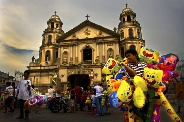  Nhà thờ Quiapo cổ kính. Ảnh: Mio Cade
