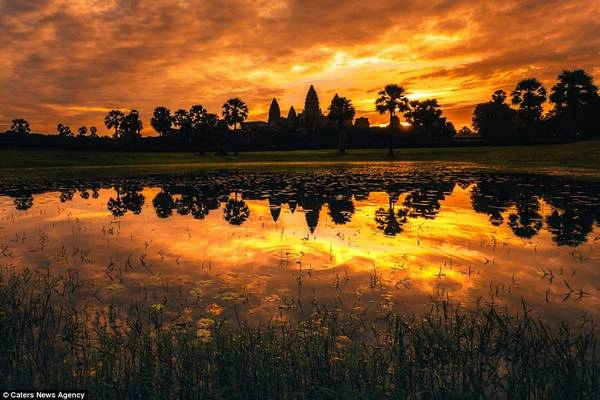 Hoàng hôn nhuộm sẫm trên những ngọn tháp Angkor. Ảnh: dailymail Hoàng hôn nhuộm sẫm trên những ngọn tháp Angkor. Ảnh: dailymail