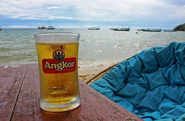 Thưởng thức một ly bia Angkor bên bờ biển là một trải nghiệm rất tuyệt vời. Ảnh: ourglobaltrek.com Thưởng thức một ly bia Angkor bên bờ biển là một trải nghiệm rất tuyệt vời. Ảnh: ourglobaltrek.com