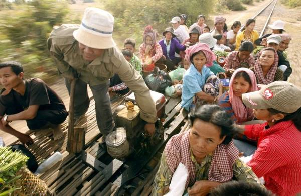Tàu mảng tre của Battambang. Ảnh: Roughguides Tàu mảng tre của Battambang. Ảnh: Roughguides