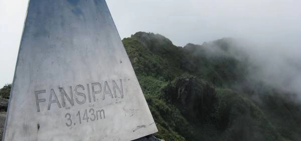 Fansipan là điểm đến nhiều người yêu du lịch mong muốn được một lần đặt chân tới. Ảnh: Buffalotours.com