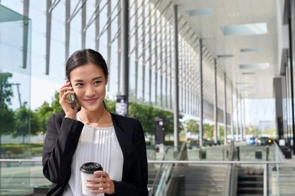 Đừng đưa thông tin cá nhân quá nhiều cho người lạ: Việc cung cấp thông tin cho người khác là cần thiết nhưng quá nhiều thông tin cá nhân cho những người hoàn toàn xa lạ sẽ tiềm ẩn nhiều nguy hiểm. Nhất là về lịch trình những nơi bạn sẽ tới, hay ý định tiêu tiền của bạn,… Đừng đưa thông tin cá nhân quá nhiều cho người lạ: Việc cung cấp thông tin cho người khác là cần thiết nhưng quá nhiều thông tin cá nhân cho những người hoàn toàn xa lạ sẽ tiềm ẩn nhiều nguy hiểm. Nhất là về lịch trình những nơi bạn sẽ tới, hay ý định tiêu tiền của bạn,…