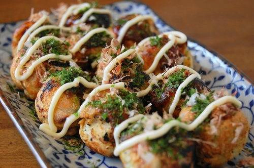 Điểm đặc biệt của bánh Takoyaki là phần cá bào gừng đỏ, nước sốt với cá bào sấy khô phủ bên ngoài tạo nên độ thơm ngon đậm đà của món ăn. Điểm đặc biệt của bánh Takoyaki là phần cá bào gừng đỏ, nước sốt với cá bào sấy khô phủ bên ngoài tạo nên độ thơm ngon đậm đà của món ăn.