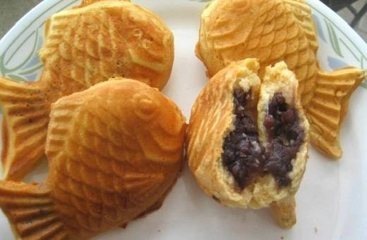 Khi thưởng thức Taiyaki, bạn sẽ thấy sự hòa quyện tuyệt vời giữa lớp vỏ bánh thơm lừng cùng nhân bên trong là lớp nhân đậm đà khá là thú vị đấy.