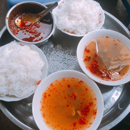 Bún ốc nguội Suất ăn gồm một đĩa bún để riêng và một bát nước dùng với những con ốc béo ngậy, giòn sần sật. Vị ốc tươi ngon quyện cùng vị chua cay, thơm mùi giấm của nước dùng và vị thanh mát của bún, rau sống thì cái nắng gắt mùa hè dường như được xua tan. Tuy nhiên, bún ốc nguội chỉ toàn là gánh hàng rong nên có không gian nhỏ hẹp và bạn thường phải chờ lâu khi đông khách. Một suất có giá 30.000 đồng. Các địa chỉ bán bún ốc nguội ngon là Ô Quan Chưởng, Bùi Thị Xuân, Tây Sơn…Ảnh: Triệu Phương Linh. Bún ốc nguội Suất ăn gồm một đĩa bún để riêng và một bát nước dùng với những con ốc béo ngậy, giòn sần sật. Vị ốc tươi ngon quyện cùng vị chua cay, thơm mùi giấm của nước dùng và vị thanh mát của bún, rau sống thì cái nắng gắt mùa hè dường như được xua tan. Tuy nhiên, bún ốc nguội chỉ toàn là gánh hàng rong nên có không gian nhỏ hẹp và bạn thường phải chờ lâu khi đông khách. Một suất có giá 30.000 đồng. Các địa chỉ bán bún ốc nguội ngon là Ô Quan Chưởng, Bùi Thị Xuân, Tây Sơn…Ảnh: Triệu Phương Linh.