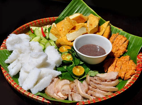 Bún đậu mắm tôm Vị mát của bún lá cắt miếng cùng với vị béo giòn của đậu rán, ngọt thơm của thịt chân giò, tươi mát của rau sống… được chấm với bát mắm tôm chua ngọt; thêm chút vị tê cay của ớt tạo nên món dễ ăn, hấp dẫn trong thời tiết oi bức. Giá một suất bún đậu từ 25.000 đến 40.000 đồng. Một số địa chỉ bán bún đậu mắm tôm ngon là: Ngõ Tràng Tiền, Hàng Khay, Phan Phù Tiên (Cát Linh)…Ảnh: An Huỳnh. Bún đậu mắm tôm Vị mát của bún lá cắt miếng cùng với vị béo giòn của đậu rán, ngọt thơm của thịt chân giò, tươi mát của rau sống… được chấm với bát mắm tôm chua ngọt; thêm chút vị tê cay của ớt tạo nên món dễ ăn, hấp dẫn trong thời tiết oi bức. Giá một suất bún đậu từ 25.000 đến 40.000 đồng. Một số địa chỉ bán bún đậu mắm tôm ngon là: Ngõ Tràng Tiền, Hàng Khay, Phan Phù Tiên (Cát Linh)…Ảnh: An Huỳnh.