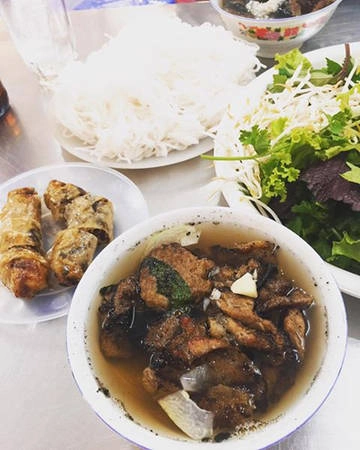 Bún chả Với những miếng chả được nướng nóng hổi trên bếp than, tưởng sẽ khó nuốt nổi trong thời tiết oi bức, nhưng khi bỏ vào bát nước chấm mặn ngọt thì lập tức giảm nhiệt. Chả vẫn dậy mùi thơm của gia vị tẩm ướp, mềm ngọt, thêm một chút ngậy của thịt nướng cháy cạnh. Chả ăn kèm với bún mát, đu đủ thái miếng, cùng vài cọng rau sống tươi là đủ xua đi cái nóng của mùa hè. Giá một suất bún chả dao động từ 25.000 đến 40.000 đồng. Một số địa chỉ bán bún chả ngon là: Bún chả Hương Liên (Lê Văn Hưu), ngõ chợ Đồng Xuân, Hàng Mành…Ảnh: Võ Kim Yến. Bún chả Với những miếng chả được nướng nóng hổi trên bếp than, tưởng sẽ khó nuốt nổi trong thời tiết oi bức, nhưng khi bỏ vào bát nước chấm mặn ngọt thì lập tức giảm nhiệt. Chả vẫn dậy mùi thơm của gia vị tẩm ướp, mềm ngọt, thêm một chút ngậy của thịt nướng cháy cạnh. Chả ăn kèm với bún mát, đu đủ thái miếng, cùng vài cọng rau sống tươi là đủ xua đi cái nóng của mùa hè. Giá một suất bún chả dao động từ 25.000 đến 40.000 đồng. Một số địa chỉ bán bún chả ngon là: Bún chả Hương Liên (Lê Văn Hưu), ngõ chợ Đồng Xuân, Hàng Mành…Ảnh: Võ Kim Yến.