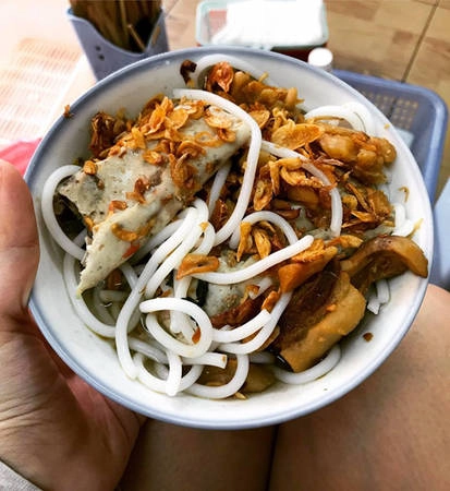 Canh bún (bún trộn) Đây được biến tấu từ các món bún nước truyền thống bằng cách trộn bún, thịt (bò, lợn, gà… tùy khách chọn) với nước trộn đặc sánh, béo ngậy cùng rau chần, hành phi, lạc rang, giò lụa, tóp mỡ… Món ăn này ít nước nên sẽ thanh mát, dễ ăn với thực khách hơn thay vì họ phải húp bát bún đầy nước “nóng bỏng”. Giá của một bát canh bún thường từ 30.000 đến 40.000 đồng. Một số địa chỉ bán canh bún ngon là: Nguyễn Siêu, Hàng Điếu, Đê La Thành…Ảnh: Ngọc Ánh. Canh bún (bún trộn) Đây được biến tấu từ các món bún nước truyền thống bằng cách trộn bún, thịt (bò, lợn, gà… tùy khách chọn) với nước trộn đặc sánh, béo ngậy cùng rau chần, hành phi, lạc rang, giò lụa, tóp mỡ… Món ăn này ít nước nên sẽ thanh mát, dễ ăn với thực khách hơn thay vì họ phải húp bát bún đầy nước “nóng bỏng”. Giá của một bát canh bún thường từ 30.000 đến 40.000 đồng. Một số địa chỉ bán canh bún ngon là: Nguyễn Siêu, Hàng Điếu, Đê La Thành…Ảnh: Ngọc Ánh.