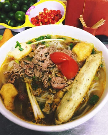 Bún riêu cua Những bát bún trắng được chan nước riêu ngọt đậm vị cua; thêm gạch cua vàng sậm; cùng với mấy miếng đậu rán, giò, cà chua bổ cau… ăn kèm với rau diếp thái nhỏ, chanh, tỏi, ớt và một chút mắm tôm sẽ dễ dàng thành món “gây nghiện” cho nhiều người. Những địa điểm bán bún riêu ngon là Tô Hiệu (Cầu Giấy), Hoàng Mai, Quang Trung… với giá trung bình là 30.000 đồng một bát. Ảnh: Huyền Trang. Bún riêu cua Những bát bún trắng được chan nước riêu ngọt đậm vị cua; thêm gạch cua vàng sậm; cùng với mấy miếng đậu rán, giò, cà chua bổ cau… ăn kèm với rau diếp thái nhỏ, chanh, tỏi, ớt và một chút mắm tôm sẽ dễ dàng thành món “gây nghiện” cho nhiều người. Những địa điểm bán bún riêu ngon là Tô Hiệu (Cầu Giấy), Hoàng Mai, Quang Trung… với giá trung bình là 30.000 đồng một bát. Ảnh: Huyền Trang.