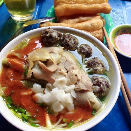Bún bò Món ăn với nguyên liệu là bún, thịt bắp bò tươi ngon, giò, tiết lợn, nước dùng xương ngọt lịm cùng với hương thơm quyến rũ của sả, cay của ớt, chua của chanh, tươi mát của rau sống… chắc chắn sẽ hấp dẫn mọi thực khách. Một số địa chỉ bán bún bò ngon là: Quang Trung, Khâm Thiên, Ngã Tư Sở… với giá dao động từ 30.000 đến 50.000 đông một bát. Ảnh: Hàn Mỹ Giang. Bún bò Món ăn với nguyên liệu là bún, thịt bắp bò tươi ngon, giò, tiết lợn, nước dùng xương ngọt lịm cùng với hương thơm quyến rũ của sả, cay của ớt, chua của chanh, tươi mát của rau sống… chắc chắn sẽ hấp dẫn mọi thực khách. Một số địa chỉ bán bún bò ngon là: Quang Trung, Khâm Thiên, Ngã Tư Sở… với giá dao động từ 30.000 đến 50.000 đông một bát. Ảnh: Hàn Mỹ Giang.