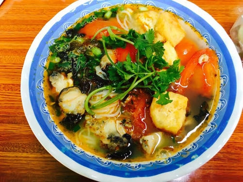 Bún ốc Bát bún luôn đầy đặn với những con ốc to tròn, béo ngậy, thịt bò, giò, đậu rán, rau thơm… “Linh hồn” của bún ốc chính là nước dùng ngọt ngào đậm đà từ nước ninh xương, hơi chua vị giấm cà chua tạo nên cảm giác thanh mát. Những địa chỉ bán bún ốc ngon là: Tây Hồ, Hàng Chai, Đội Cấn… với giá trung bình là 30.000 đồng một bát. Ảnh: Nguyễn Huệ. Bún ốc Bát bún luôn đầy đặn với những con ốc to tròn, béo ngậy, thịt bò, giò, đậu rán, rau thơm… “Linh hồn” của bún ốc chính là nước dùng ngọt ngào đậm đà từ nước ninh xương, hơi chua vị giấm cà chua tạo nên cảm giác thanh mát. Những địa chỉ bán bún ốc ngon là: Tây Hồ, Hàng Chai, Đội Cấn… với giá trung bình là 30.000 đồng một bát. Ảnh: Nguyễn Huệ.
