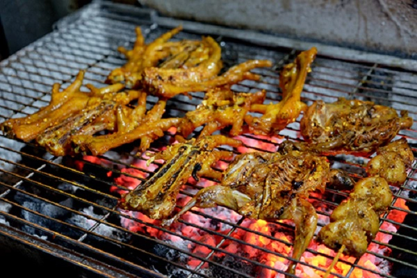 Đồ nướng  Trời càng lạnh thì bạn càng cảm thấy thích thú khi cùng bạn bè quây quần bên bếp nướng, thưởng thức các món ăn với tiếng mỡ cháy xì xèo, khói tỏa thơm nức. Khách chỉ cần gọi món rồi đợi nhân viên phục vụ mang ra và chuẩn bị bếp nướng. Thường đồ nướng ăn kèm với các loại rau sống và đặc biệt không thể thiếu nước chấm như: muối tiêu chanh, nước mắm ớt nguyên chất, nước mắm pha, chao hay tương ớt…  Địa chỉ gợi ý: Đường Phạm Văn Đồng hay khu Him Lam hoặc các quán ăn dọc bờ kênh Thị Nghè. Ảnh: Ngôi Sao.
