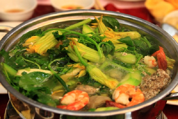 Lẩu  Lẩu có mặt ở hầu hết trong thực đơn từ nhà hàng sang trọng đến quán xá bình dân. Sự lựa chọn cho khách cũng rất đa dạng khi có đến hàng chục loại lẩu khác nhau như lẩu thái, lẩu bò, cá thác lác, cá kèo, lẩu gà... Một nồi lẩu thường phù hợp cho 3 người ăn trở lên.  Địa chỉ gợi ý: các quán ăn bình dân dọc hai bên bờ kênh Nhiêu Lộc hay các nhà hàng ở quận 1, quận 3. Ảnh: Huấn Phan.