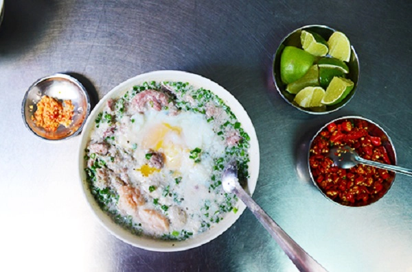 Mì cay muối ớt  Mì cay muối ớt xuất hiện ở Sài Gòn đã 40 năm. Vị cay đặc trưng của món ăn sẽ làm bạn ấm hơn trong những ngày này. Bạn sẽ cảm nhận được vị ngọt của bò băm, giòn của bò miếng cộng với tôm xay nhuyễn, trứng gà... trong tô nước dùng nóng hổi, bên cạnh là tô mì trộn với muối ớt. Bạn cũng có thể gọi mì nước nếu thích.  Địa chỉ gợi ý: Quán ăn nằm trong một con hẻm trên đường Trần Kế Xương (quận Phú Nhuận), giá dao động 20.000 - 35.000 đồng một tô. Ảnh: Phong Vinh.